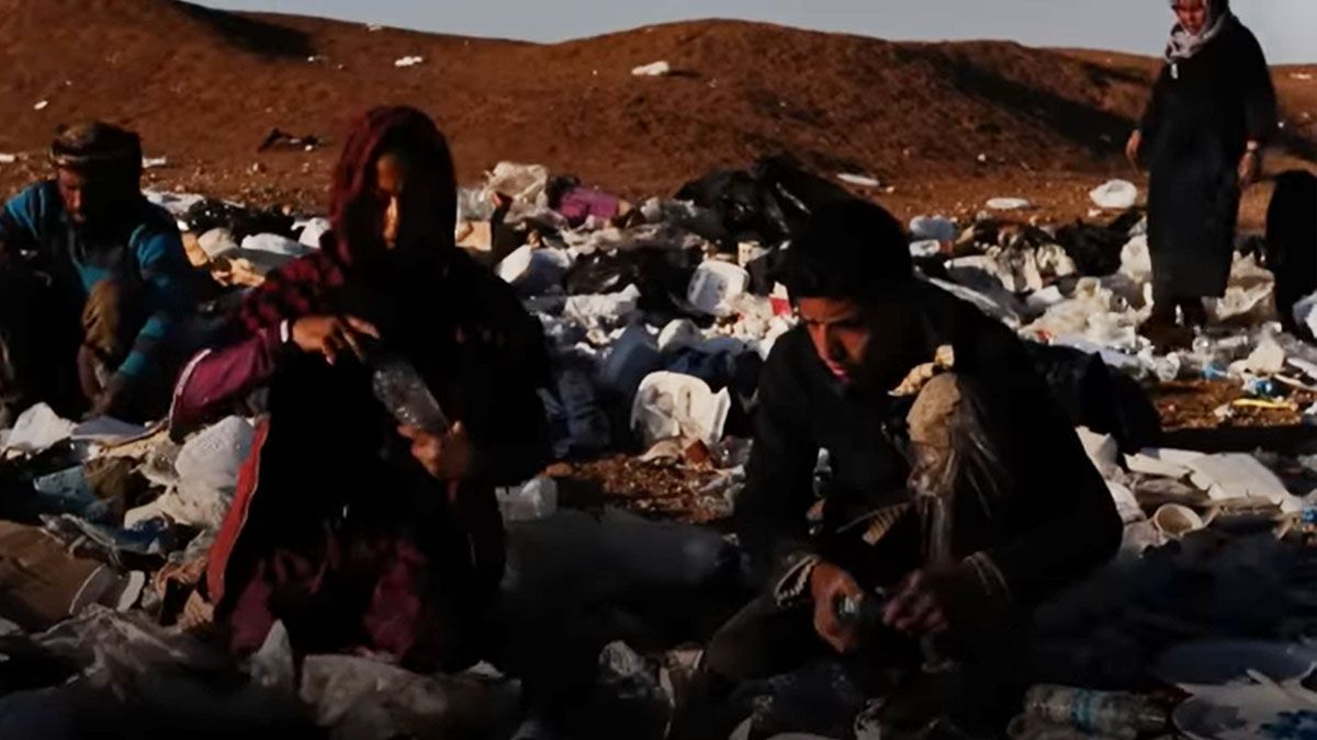 Siria: mujeres y chicos escarban en la basura que descartan tropas norteamericanas para encontrar qué comer (Foto: gentileza BBC).