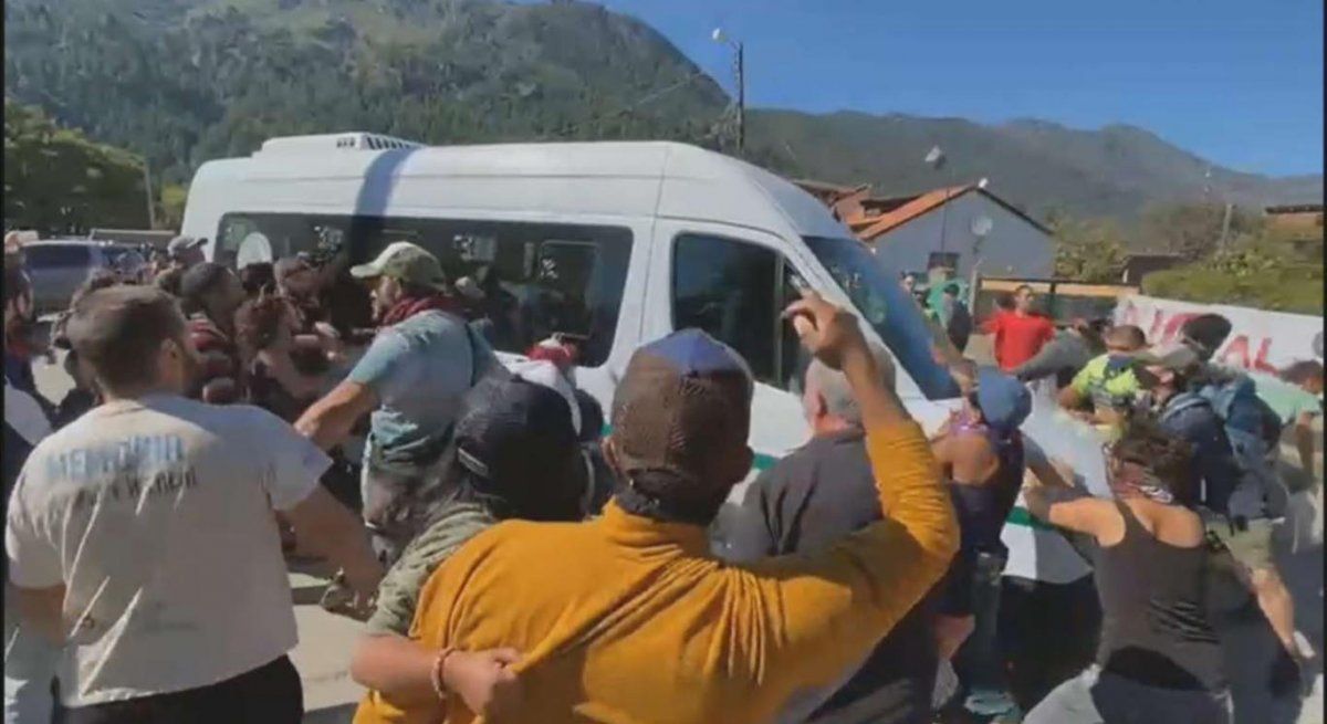 Momento en que manifestantes lanzan piedrazos a la camioneta que trasladaba al Presidente.&nbsp;