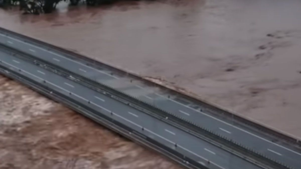Muchas rutas están intransitables y otras, a punto de ser desbordadas por el agua (Foto: captura de TV).