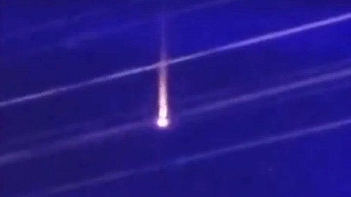 Así se vió la bola de fuego ingresando a la atmósfera. (Foto: captura Twitter)