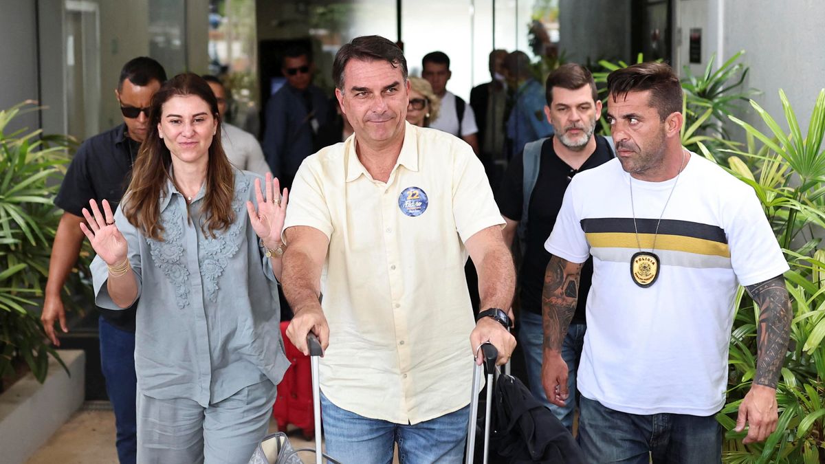 Flávio Bolsonaro aterrizó en Ecuador desde Argentina tras huir de Brasil