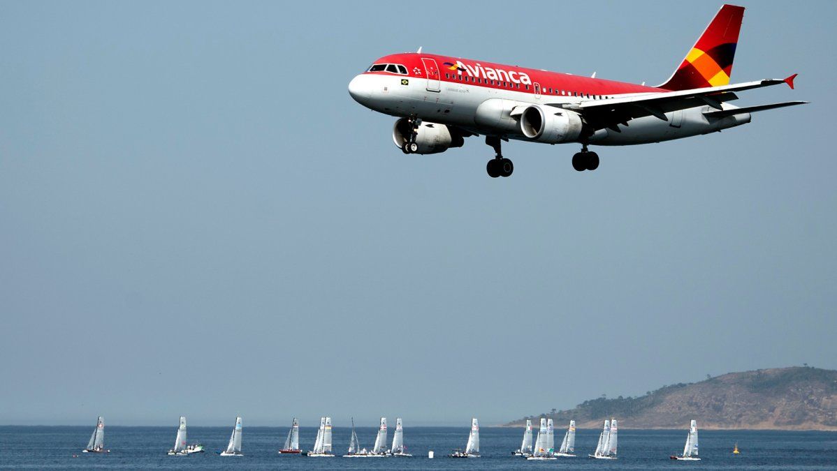 Agobiada por una millonaria deuda, Avianca Brasil se declaró en quiebra