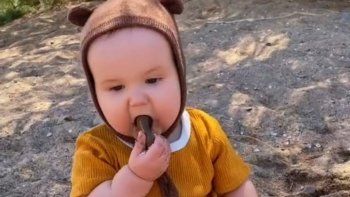 Tierra, palos, arena y piedras: una joven madre genera polémica por permitir que su hijo se lleve cualquier cosa a la boca