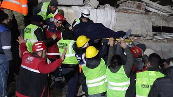 Son 21.700 los muertos en Turquía y Siria, pero aún hay milagros: el rescate de un padre y su hija