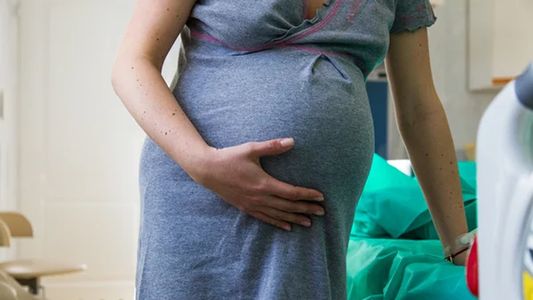 Vio un tutorial para ayudar a su pareja a dar a luz, pero ocurrió una tragedia: el bebé murió y él quedó detenido