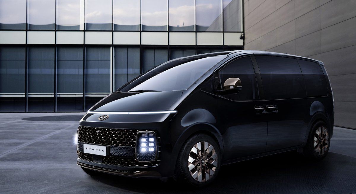 El exterior del Hyundai Staria presenta una silueta futurista
