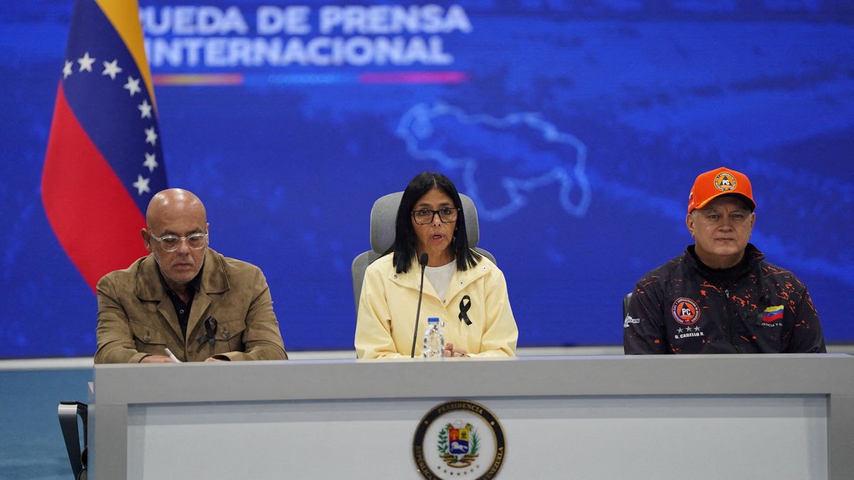 Delcy Rodríguez en la rueda de prensa, enojada con la prensa. (foto: Reuters)
