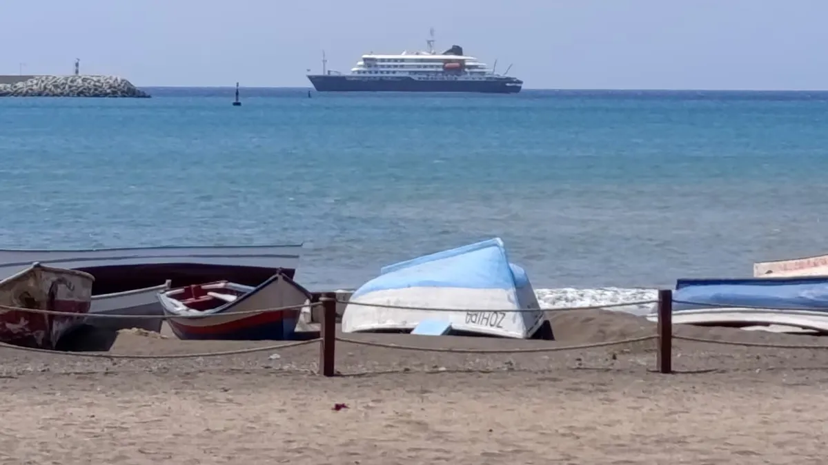 El crucero zarpó de Ushuaia y permanece frente a la costa de Cabo Verde. (Foto: REUTERS)