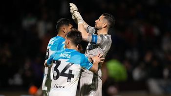 Video | Los polémicos gestos del arquero de Racing a la hinchada de Platense que desataron el caos
