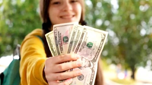 El Banco Central habilitó cuentas en dólares para menores: entre qué edades las podrán usar