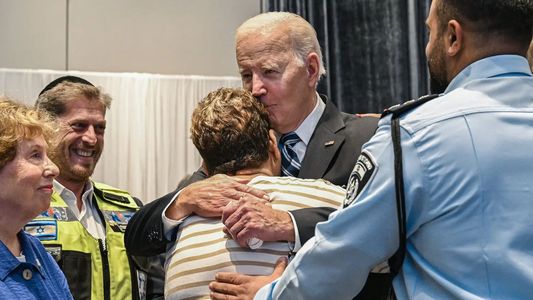 La abuela israelí que se convirtió en heroína por contener a terroristas de Hamas solo con té y galletitas