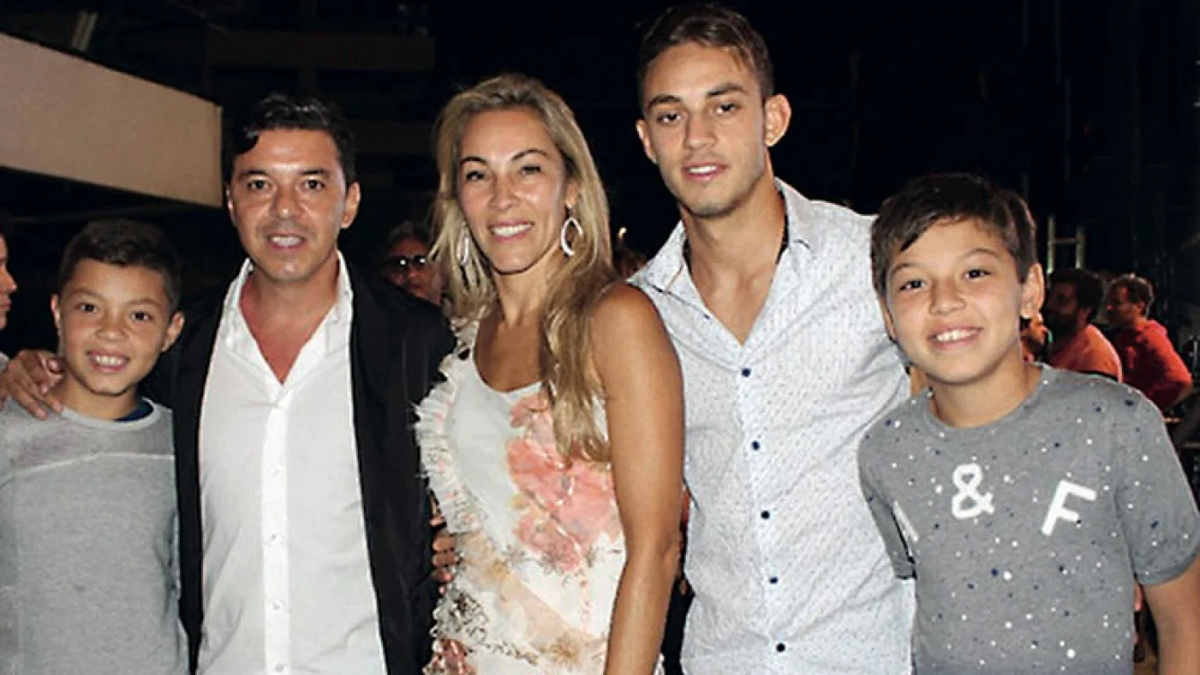 Marcelo Gallardo junto a su familia.