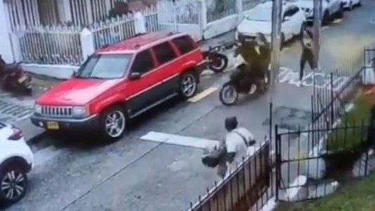 A lo Jackie Chan: un joven detuvo a dos motochorros con una patada voladora