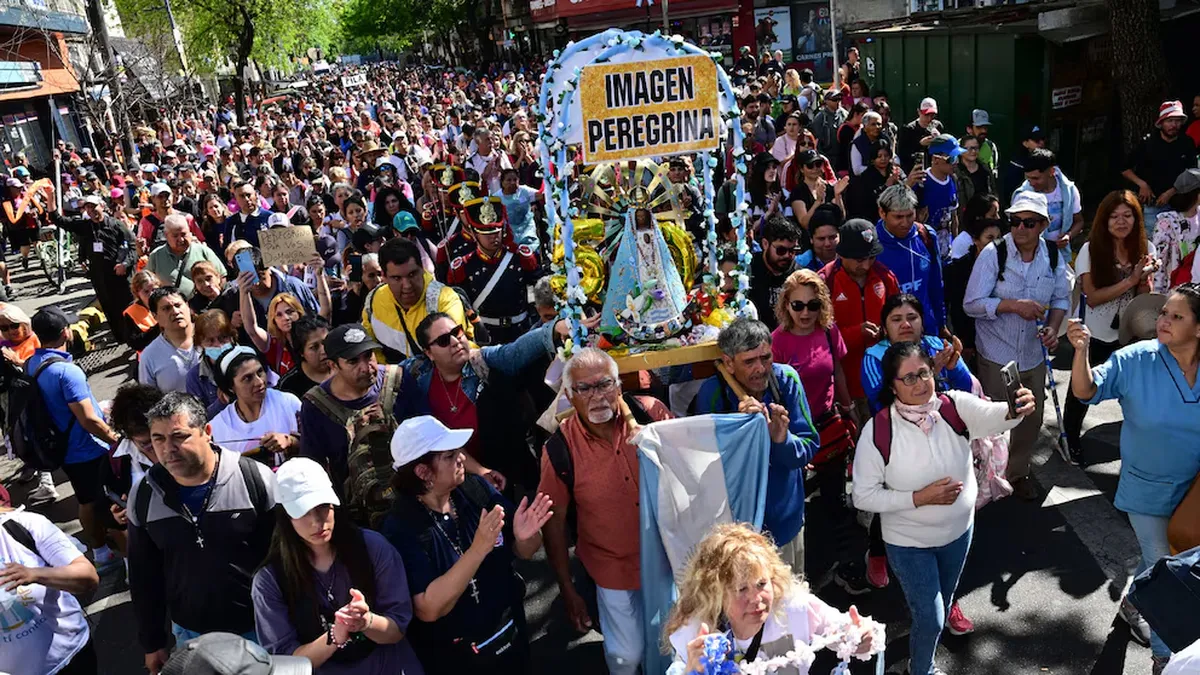 Los primeros minutos de la Imagen Peregrina durante la procesi&oacute;n hacia Luj&aacute;n.