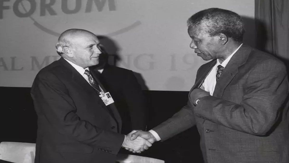 En Davos se dio un hecho histórico. Federik de Klerk, estrechó su mano con Nelson Mandela, en el inicio del fin del apartheid en Sudáfrica. (Foto: Foro de Davos)