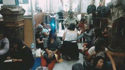 Mujeres indígenas autoconvocadas ocupan pacíficamente el ministerio del Interior