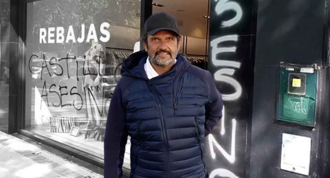 Escrache en el local del esposo de Lara Bernasconi por el cordero arrojado desde un helicóptero