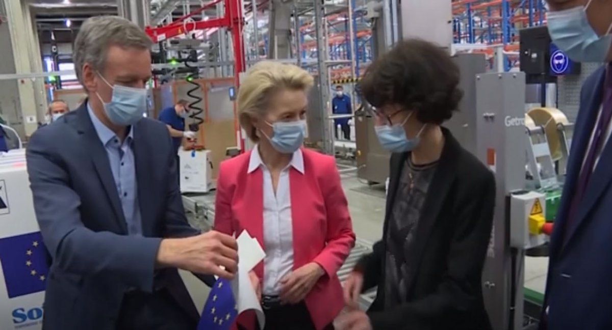 La pta. de la Comisión Europea, Von der Leyen, recorre la fábrica de Pfizer en Bélgica (Foto: AP)
