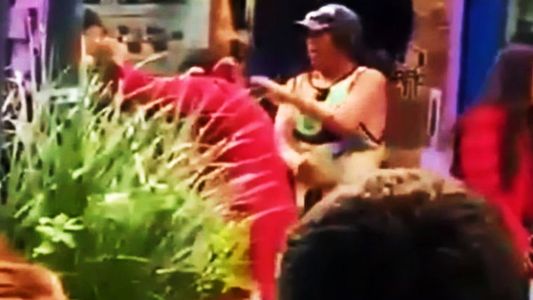 Insólito video: el Chapulín Colorado y la Mona Jiménez, a las piñas con un ladrón