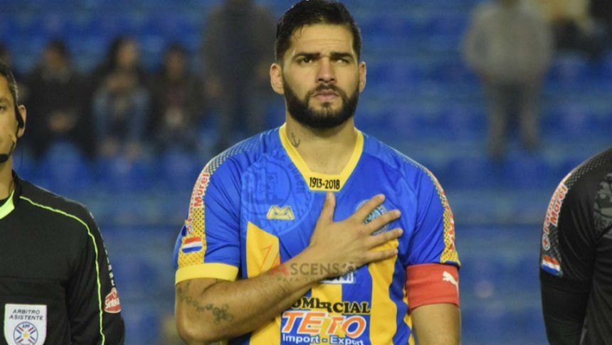 El futbolista ciego de un ojo que emocionó con su historia jugará en un club de Primera División