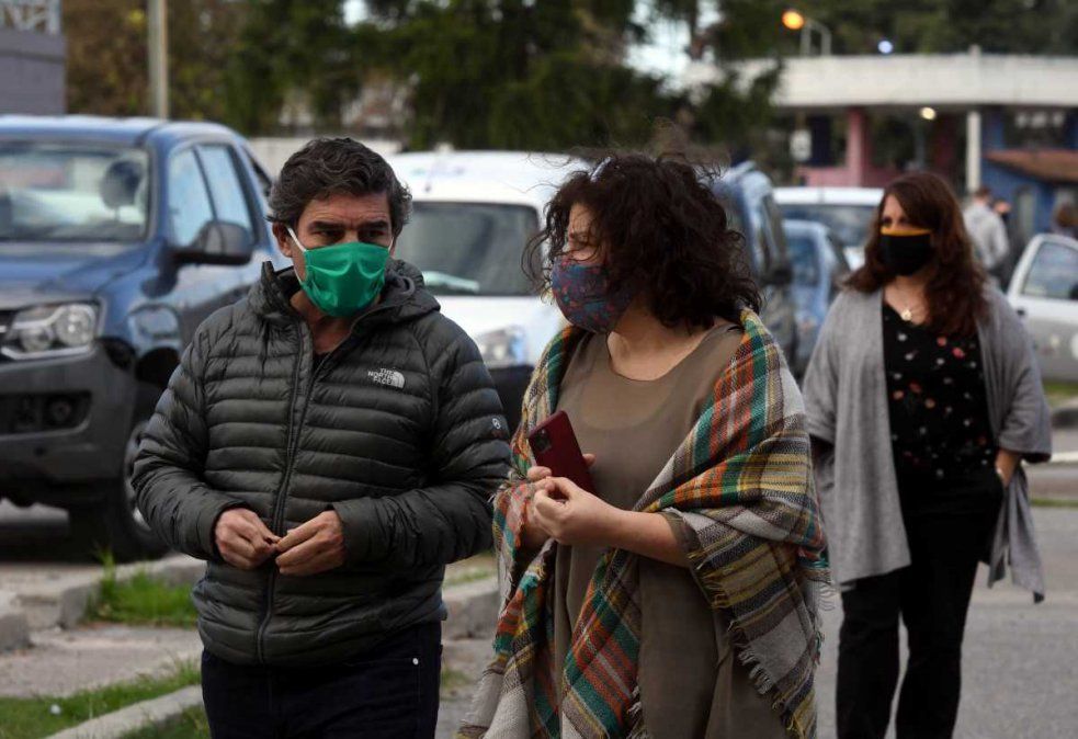 Contagios en las villas, acuerdos por la deuda y el dilema sueco: las dudas de Alberto en una semana clave