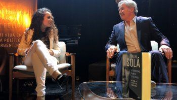 Mayra Arena atendió a Solá en la presentación de su propio libro: Usted no puede hacerse el boludo por el vaciamiento estatal