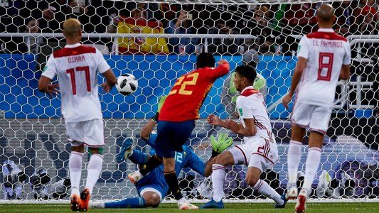 España empató 2-2 con Marruecos gracias a la ayuda del VAR y se cruzará con el local Rusia en octavos