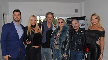 Encuentro de famosos en un evento arquitectónico