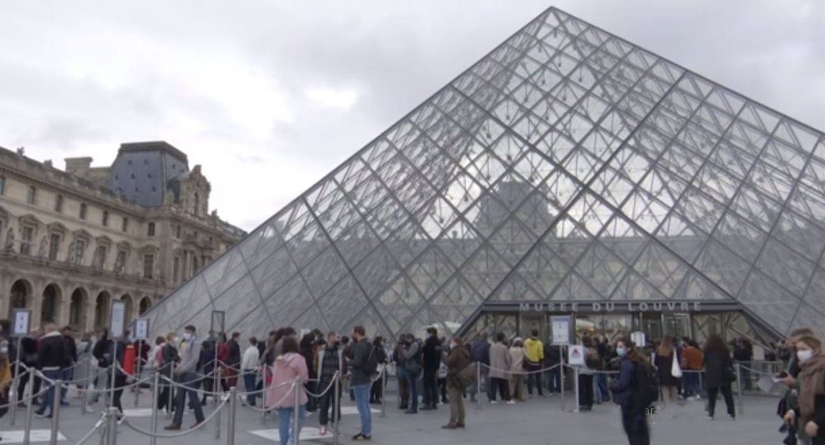 El museo del Louvre reabrió sus puertas. La OMS asegura que las vacunas son eficaces contra las variantes del coronavirus (Foto: AP).