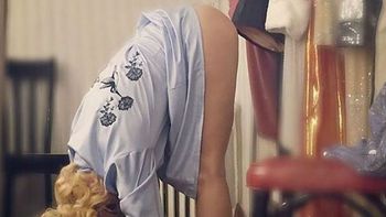 El estiramiento de isquiotibiales hot de Griselda Siciliani en el camarín