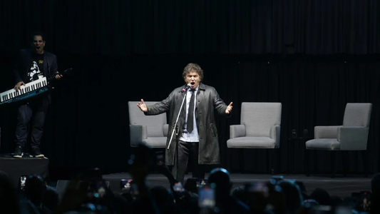 Javier Milei cantó en el Luna Park: así fue el show musical con el que abrió la presentación