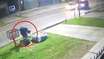 El impactante momento en que un recolector de basura se salvó de ser atropellado