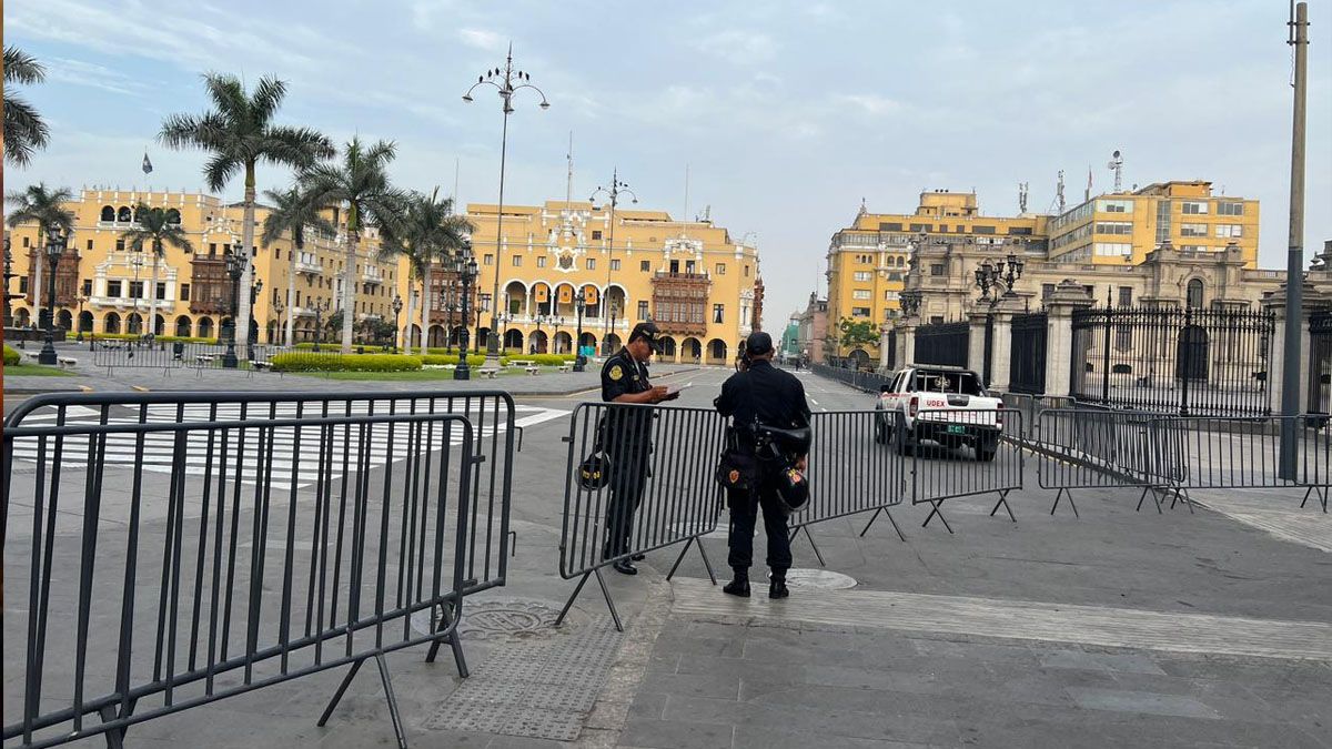 La plaza de armas, junto a la casa de gobierno de Lima, rodeada por vallas (Foto: gentileza La Rep&uacute;blica).