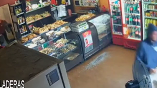 Santa Fe: una empleada de una panadería se defendió con un cuchillo de un robo
