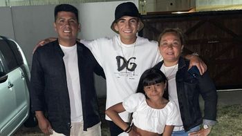 Thiago Almada, junto a su papá Diego y el resto de la familia (Foto: archivo).
