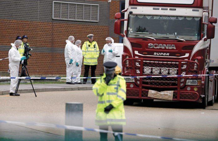 Londres: confirman que las 39 personas encontradas muertas en un camión eran de origen chino