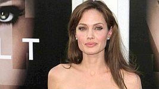 Un tatuaje hace creer que Angelina Jolie habría adoptado otro hijo