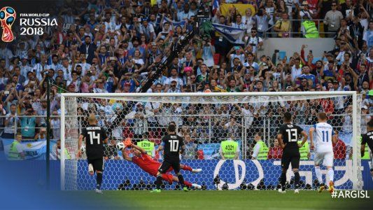 ¿Fue penal? Messi tuvo la oportunidad del 2-1 y el arquero islandés se lo impidió