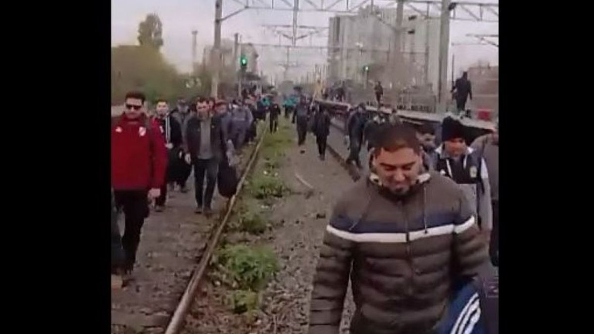 Los usuarios tuvieron que caminar por las vías. (Foto: NA)