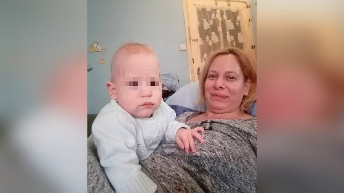 Katalin Erzsebet Bradacs junto a su bebé. 
