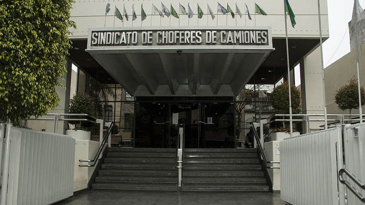 Allanaron la sede central de Camioneros. (Foto: Fedcam)