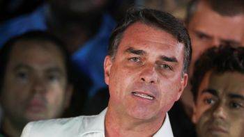 Flávio Bolsonaro reapareció desde Estados Unidos y prometió continuar la oposición a Lula. (Foto: Reuters).