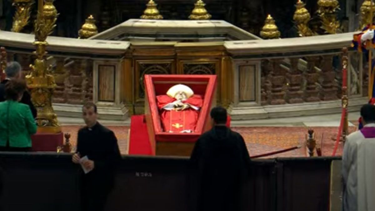 Se terminó el velatorio en San Pedro. El cuerpo de Francisco se retira para ser preparado para el funeral del sábado.(Foto: Captura de TV)
