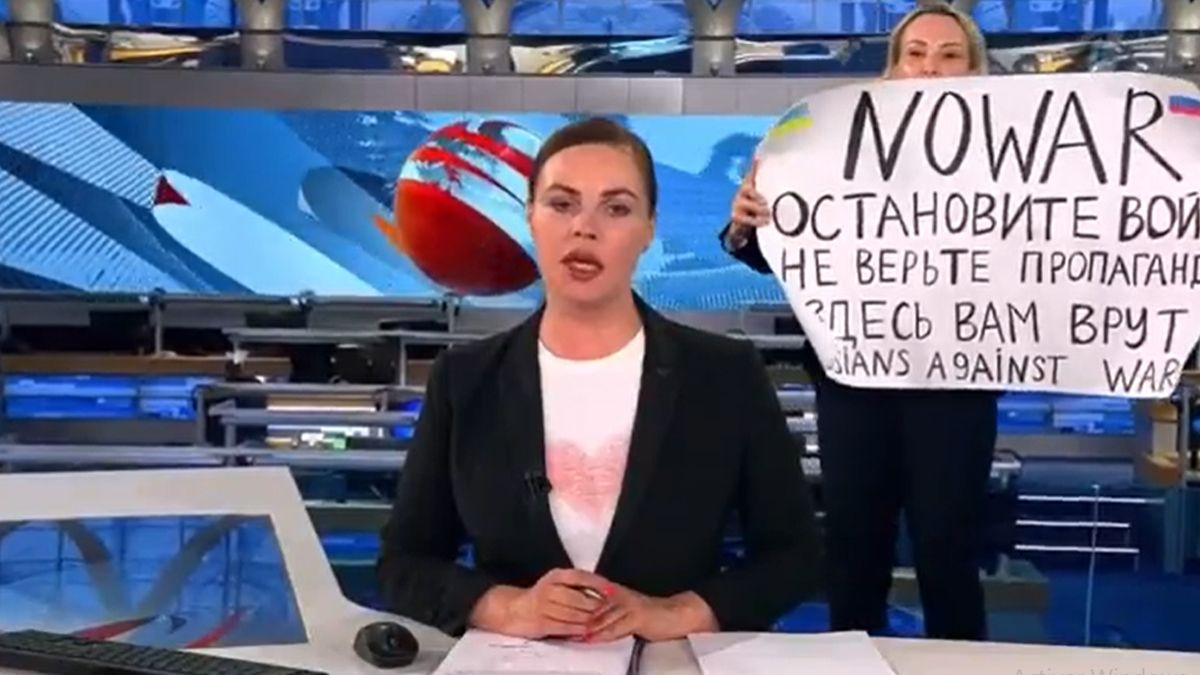 Una editora de una canal de televisión rusa irrumpió en la transmisión en vivo del noticiero para protestar contra la guerra. Fue detenida. (Foto: Channel One)