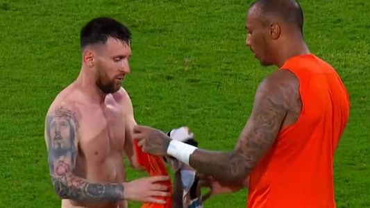 ¿Premio consuelo? El arquero de Curazao se llevó la camiseta de Messi luego de la goleada por 7-0