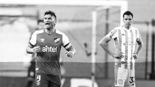 Triste regreso por culpa de un ex: Racing perdió 1-0 en Avellaneda ante Nacional por un penal de Bergessio