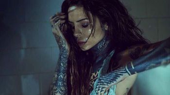 Candelaria Tinelli bien sensual en una producción de fotos en un baño