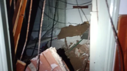 Tragedia en Córdoba: una mujer murió aplastada por el derrumbe del techo de la habitación donde dormía