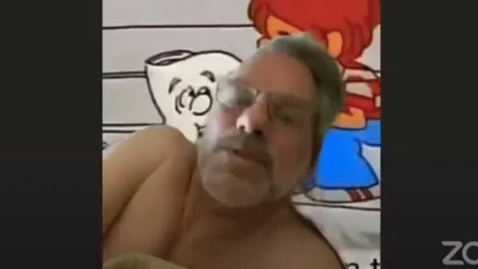 Escándalo: un senador votó desnudo tirado en la cama