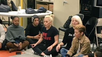 Lady Gaga confesó que sufre una enfermedad en una charla con jóvenes